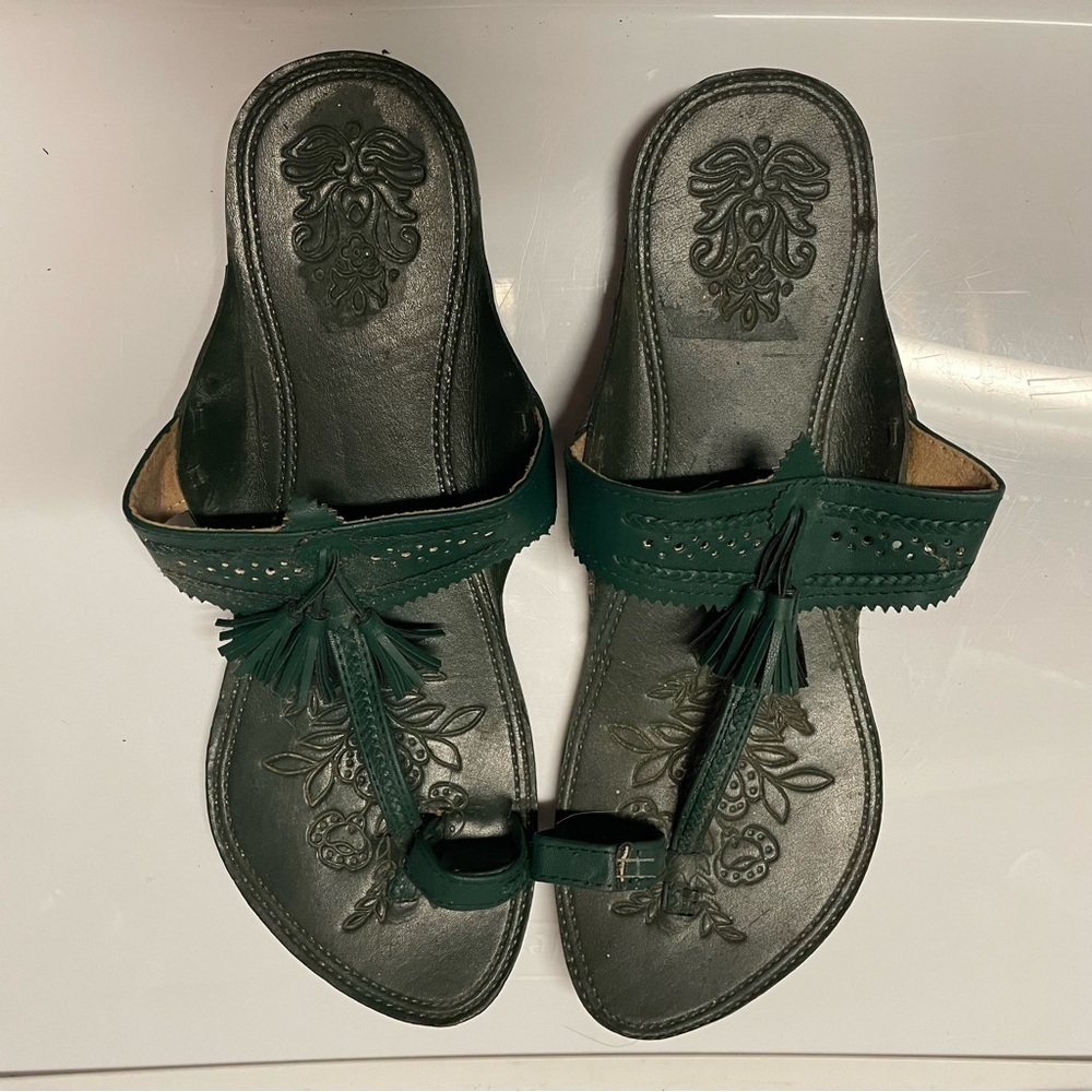Indian Kohlapuri Flip Flop Sandals 9 Vegan Leather Wood Tassel Design Green
